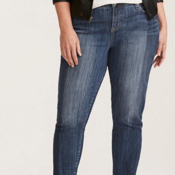 torrid Denim - Torrid Girlfriend Jeans - Light Wash Ripped SZ 26